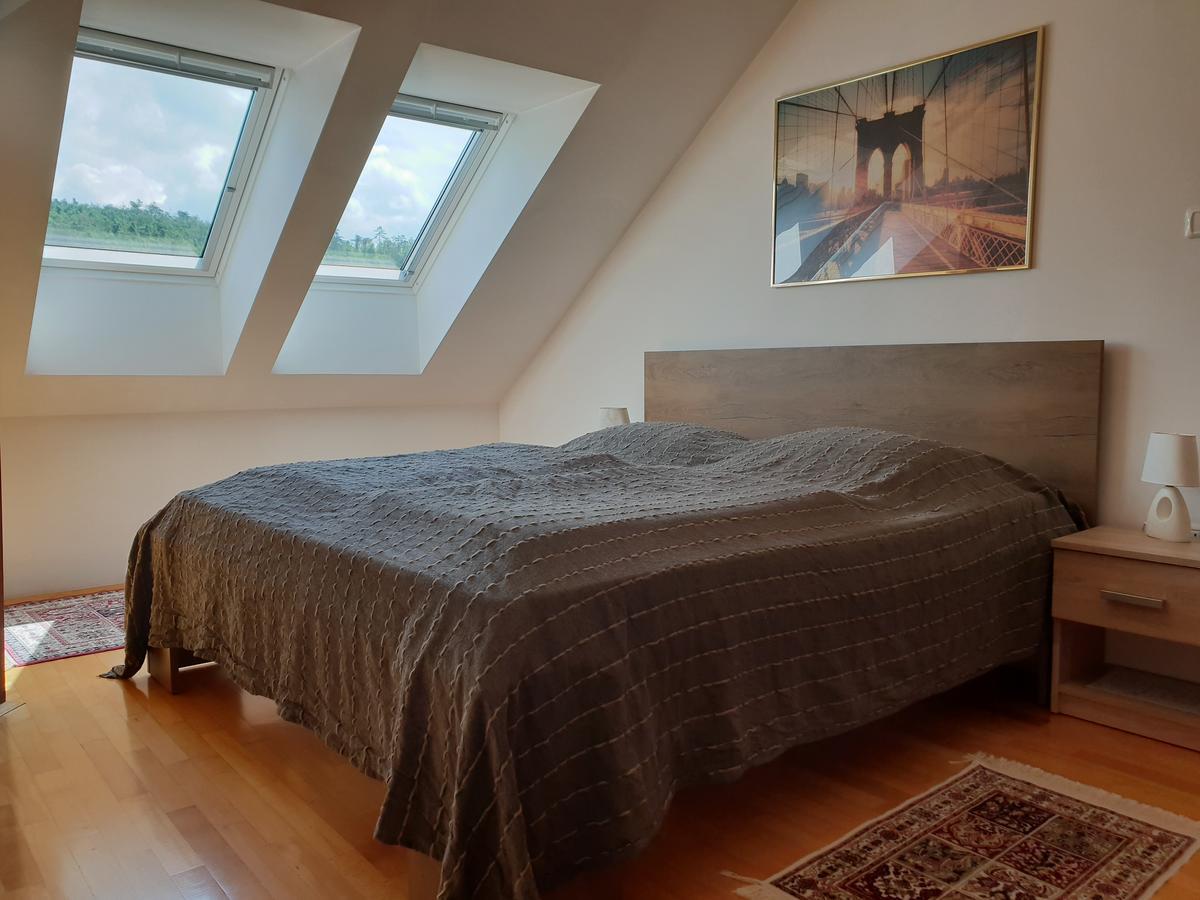 Apartment Beks Постойна Екстериор снимка