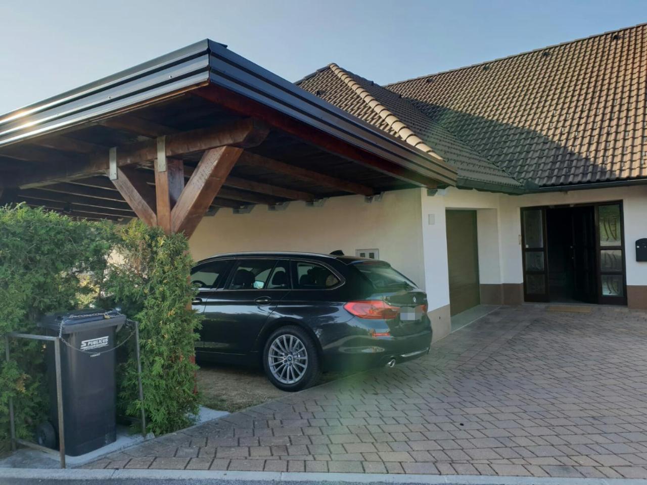 Apartment Beks Постойна Екстериор снимка